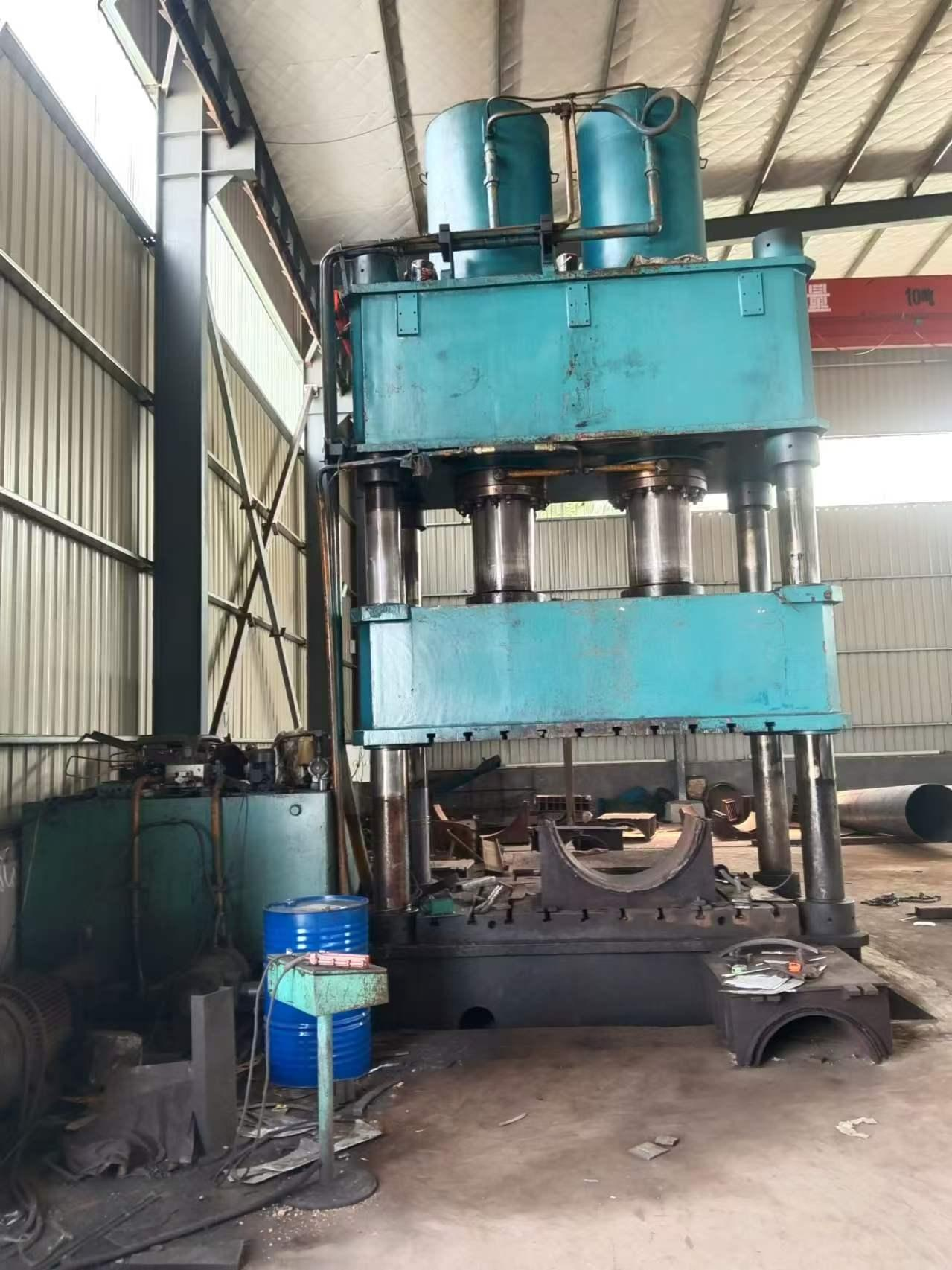 Large hydraulic press equipment in the fabrication workshop