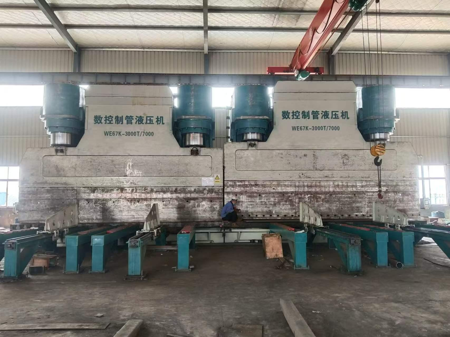Hydraulic press equipment used for forming steel pipe and tube sections